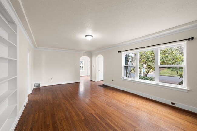 Building Photo - 2 bedroom 1 bath with full basement in Sellwood!