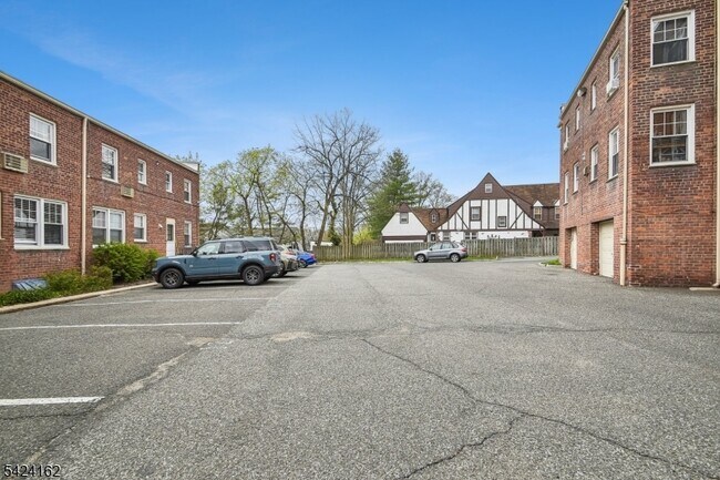 Building Photo - 176 Millburn Ave