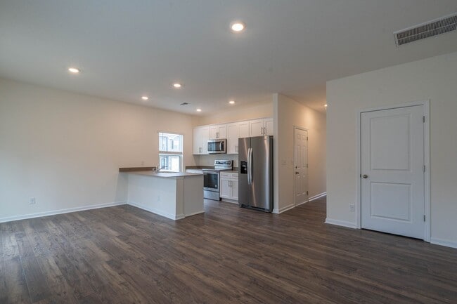 Building Photo - Beautiful newly constructed 3 bed and 2.5 bath townhouse with garage in the heart of jonesborough.