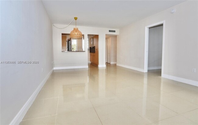 Building Photo - 2910 Point E Dr