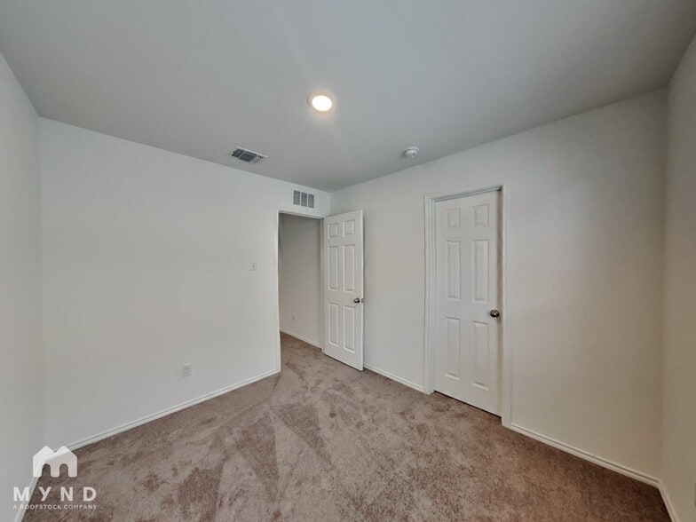 Building Photo - 332 Redonda Dr