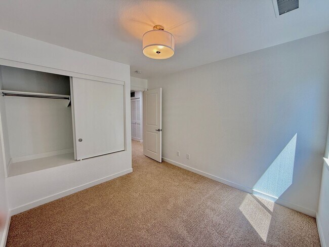 Building Photo - Beautiful 3BD/3.5BA Rowhome in Bankers Hil...