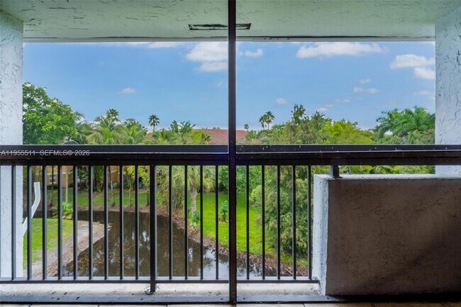 Building Photo - 711 N Pine Island Rd