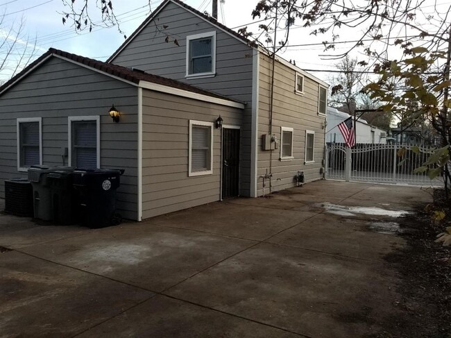 Building Photo - GREAT DOWNTOWN LOCATION!! GATED PARKING!