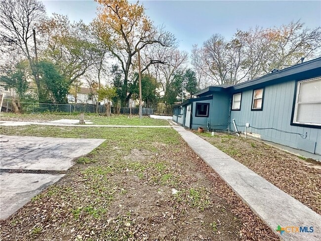 Building Photo - 104 E Fowler Ave