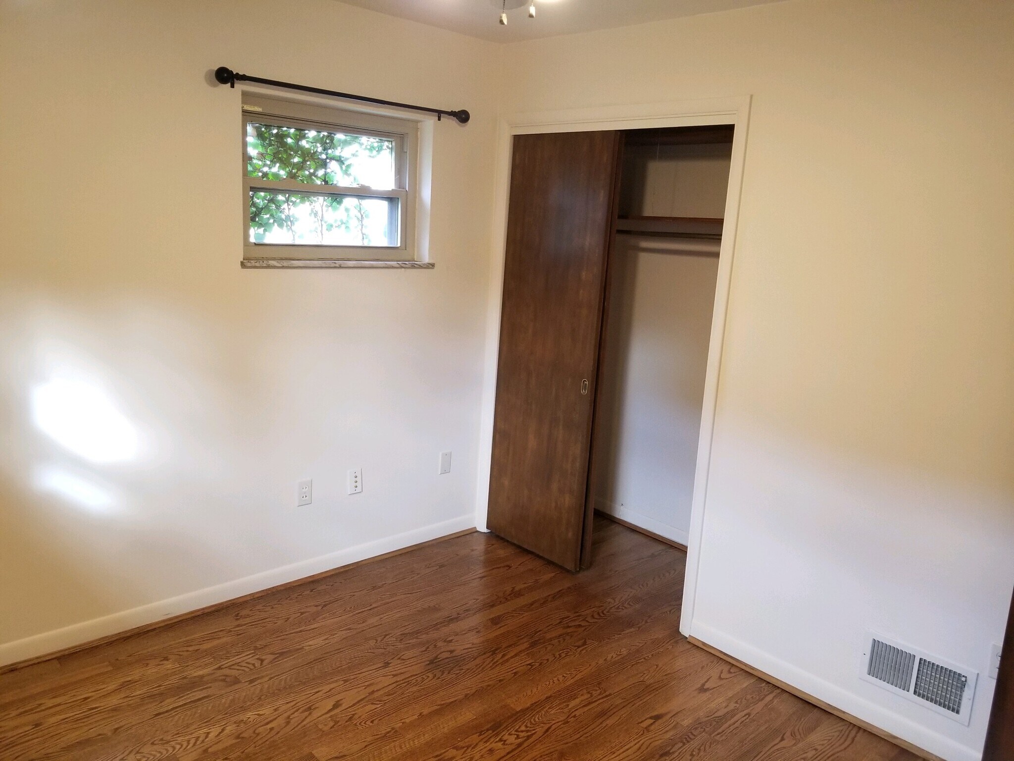 Building Photo - 1130 River Hill Dr