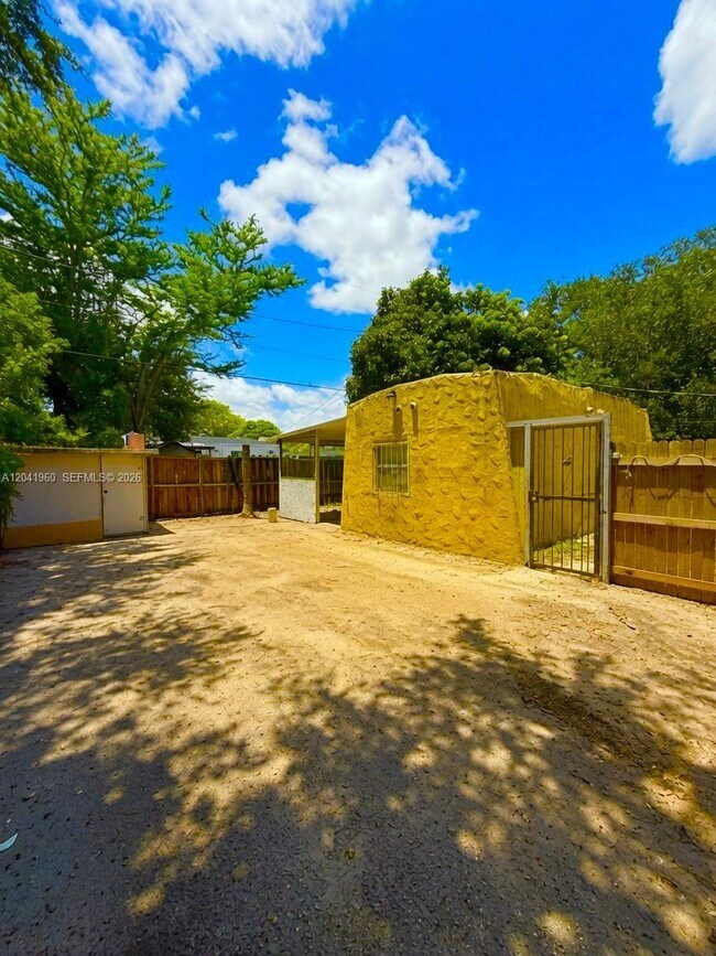 Building Photo - 1340 Peri St