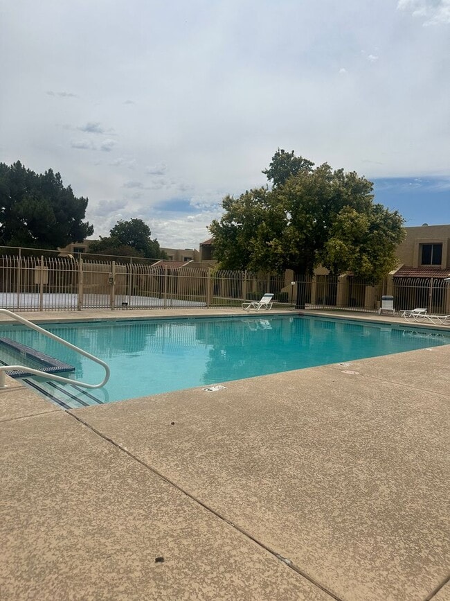 Building Photo - Stunning & Spacious 2 BR / 2.5 BA Townhome – Move-In Ready!