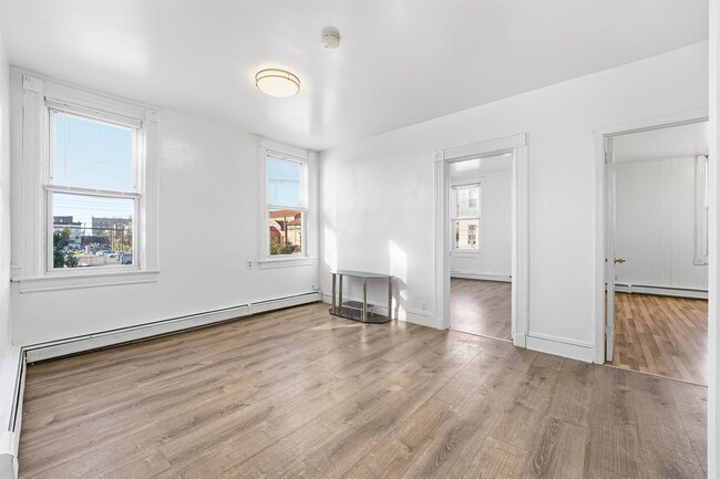 Building Photo - 525 7th St