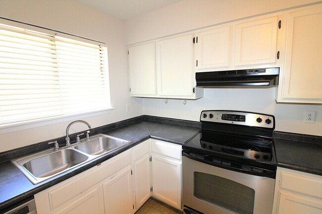 Building Photo - 2 Bedroom Condo in South Park!