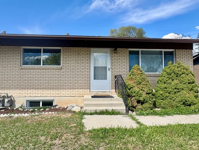 Building Photo - Newly Renovated 3 Bedroom, 1 Bath Duplex – in Lehi!