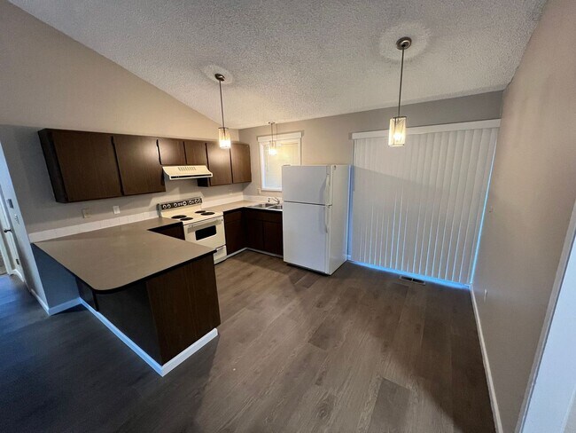Building Photo - Spacious 2 Bedroom, 1.5 Bath Triplex in Cl...