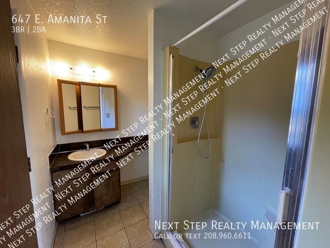 Building Photo - 647 E Amanita St