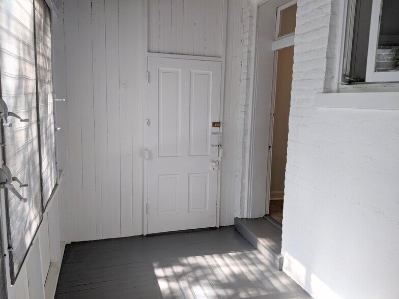 Building Photo - 1405 W Jarvis Ave