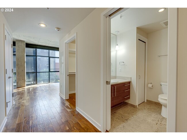 Building Photo - Modern Condo in NW District, Portland! On ...