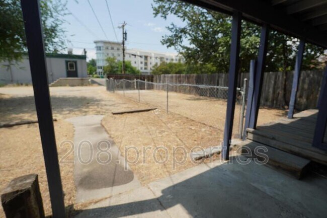 Building Photo - 1229 S Lincoln Ave