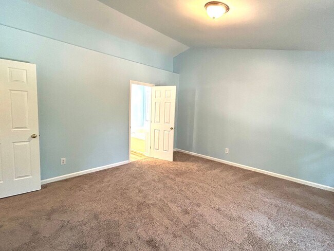 Building Photo - 5320 Cumberland Plain Dr