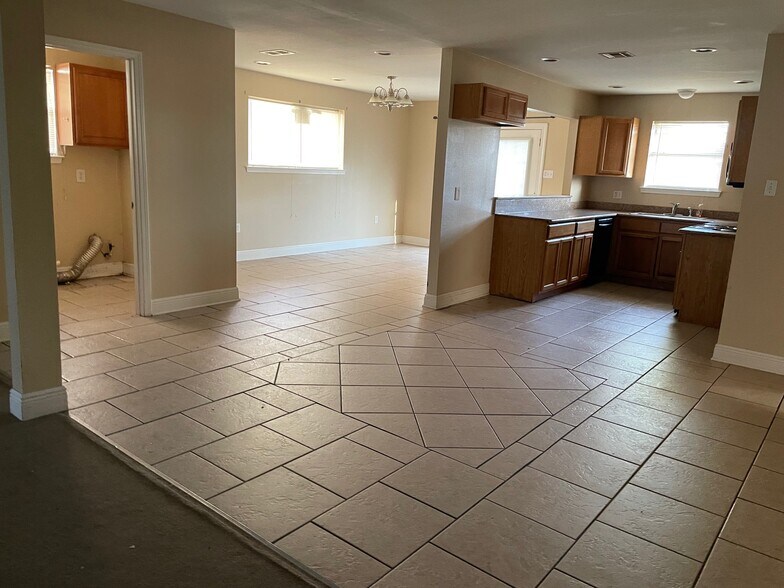 Building Photo - 8520 Benjamin Dr