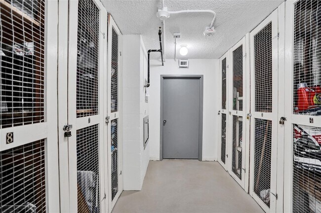 Building Photo - 1150 Hillsboro Mile Unit 1016