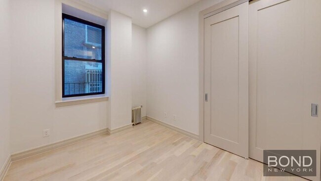 Building Photo - 250 W 91st St