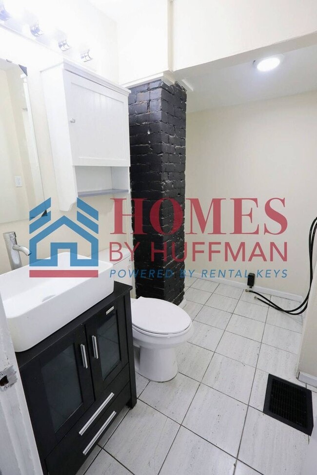 Building Photo - Three Bedroom House | Move in Ready