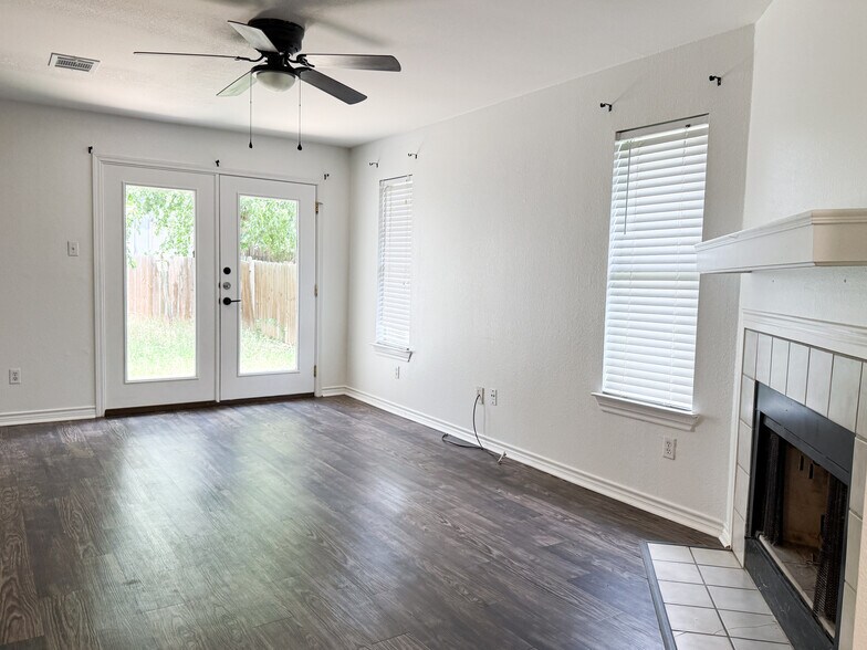 Building Photo - 2902 Kestrel Dr