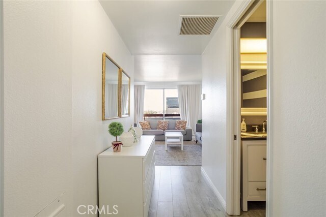 Building Photo - 321 S San Vicente Blvd