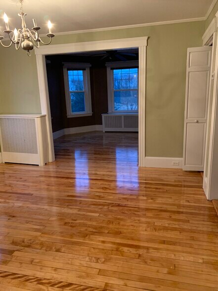 Building Photo - 468 Massasoit Rd