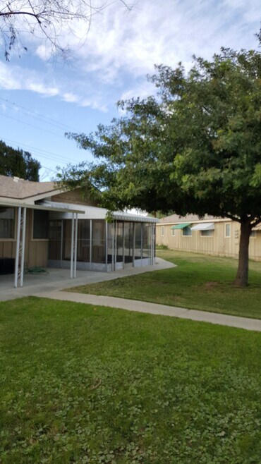 Building Photo - 150 E Lakeshore Dr