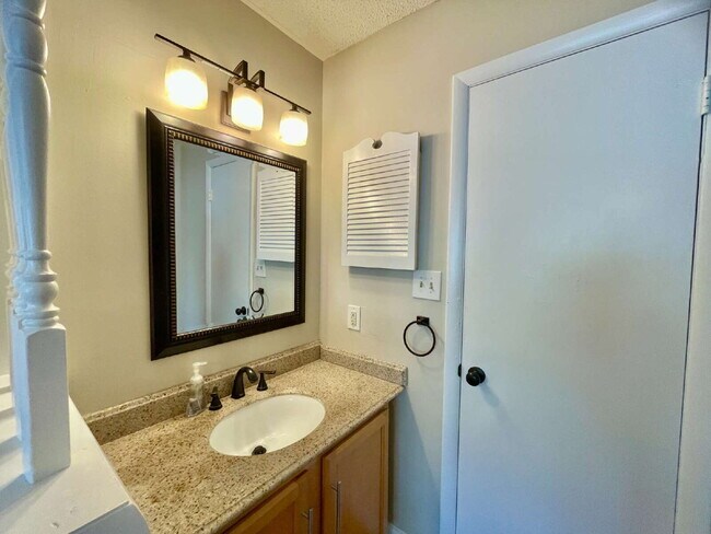 Building Photo - 3 Bed, 2 Bath Nest In Fayetteville