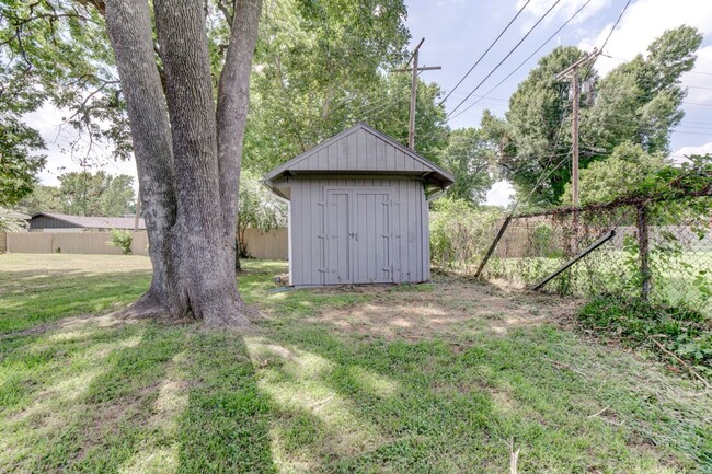 Building Photo - Beautiful 3 Bedroom, 2 Bath Home