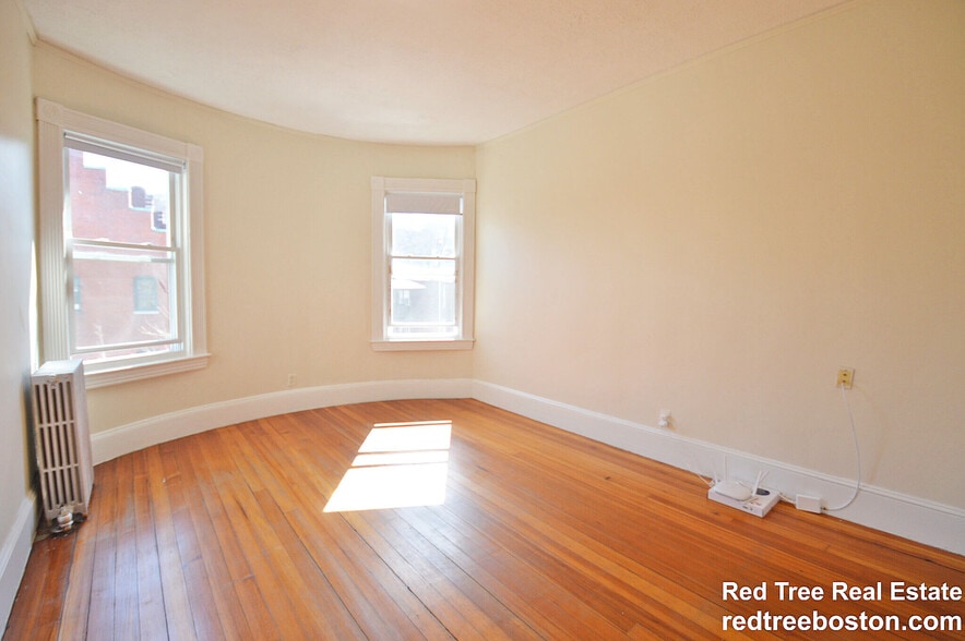 Building Photo - 1589 Beacon St