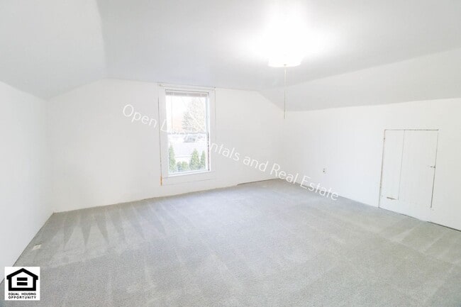 Building Photo - 121-123 S State St