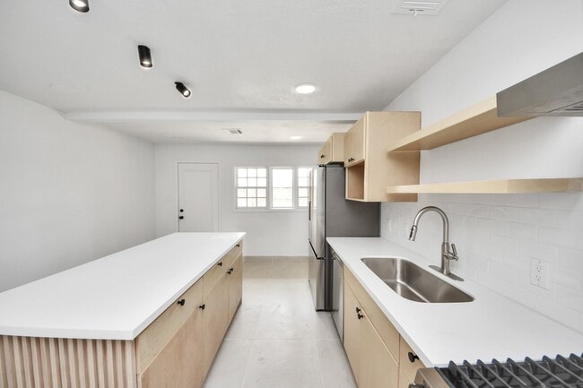 Building Photo - 3726 Las Palmas St