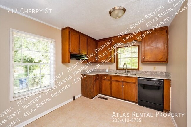 Building Photo - 717 Cherry St