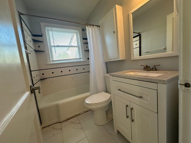 Building Photo - Charming 2BR/1BA Bungalow in Historic Downtown!