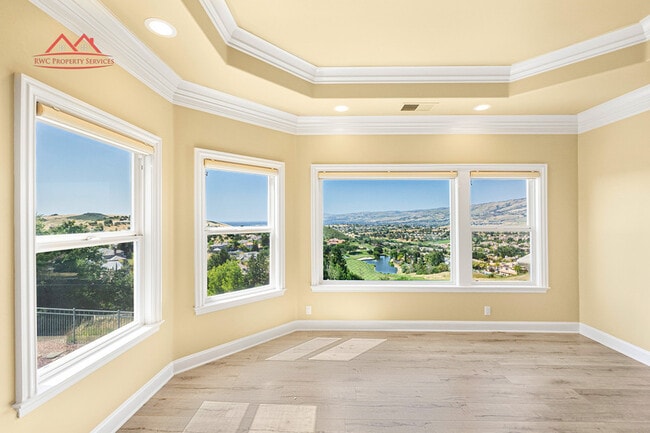 Building Photo - 5662 Country Club Pkwy