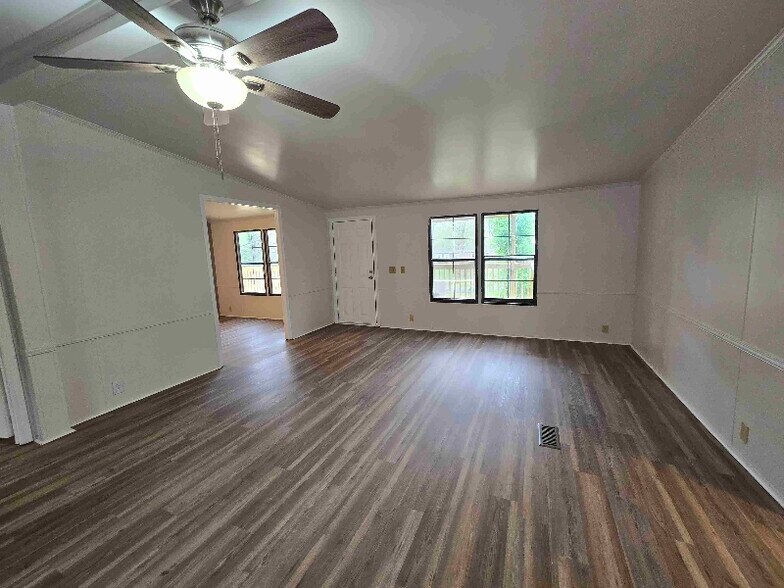 Building Photo - 415 Walker Dr