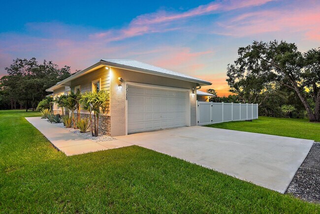 Building Photo - 12955 SW Kanner Hwy