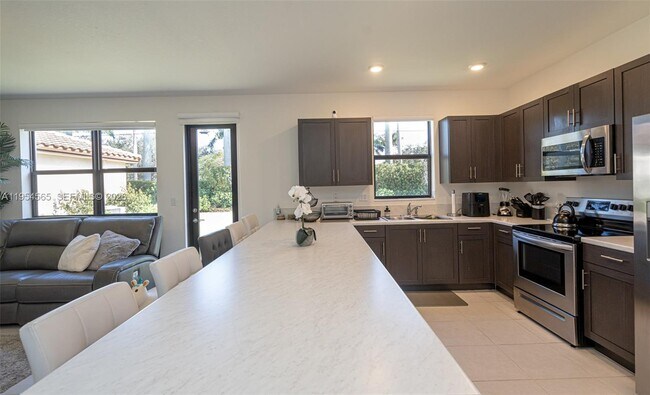 Building Photo - 139 NE 27th Terrace