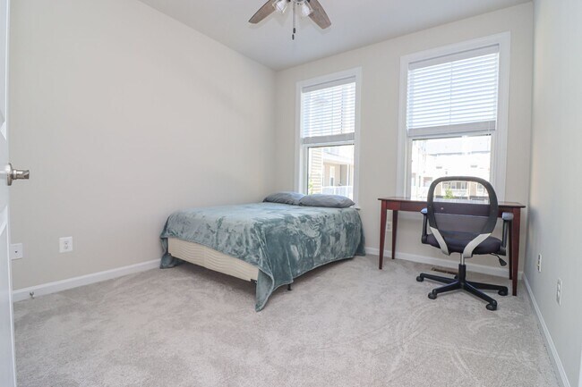 Building Photo - Stunning 3 Bed 2.5 Bath, Newer Condo-Style...