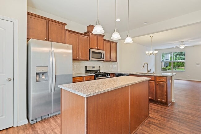 Building Photo - 2 Bedroom, 2.5 Bath townhome in Thompson Ridge with new LVP flooring downstairs.