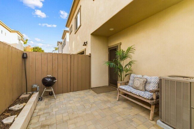 Building Photo - 5051 Savannah St