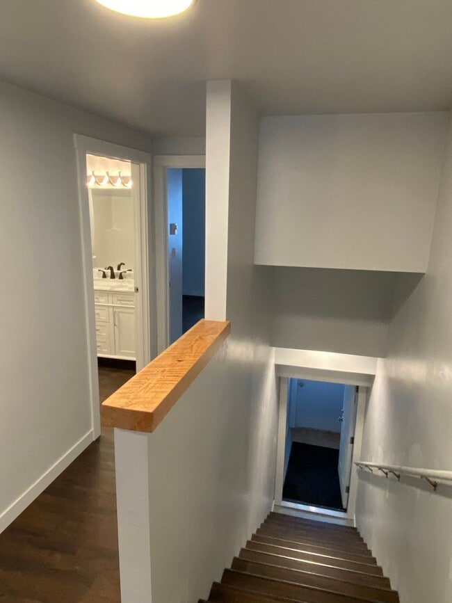 Building Photo - Custom Built Upstairs Private Apartment in...