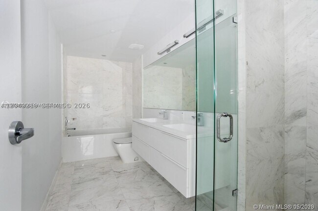 Building Photo - 9940 W Bay Harbor Dr