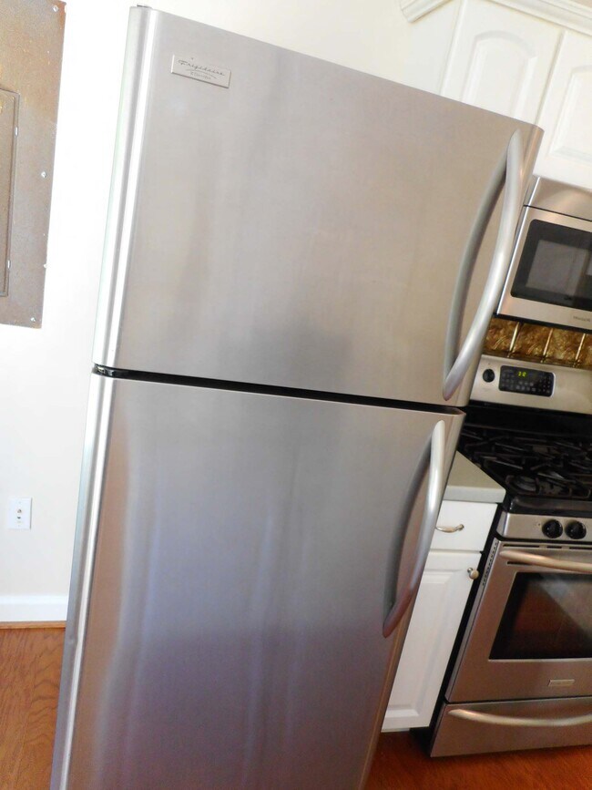 Building Photo - 608 Green St