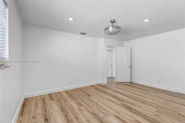 Building Photo - 921 SE 13th Ct