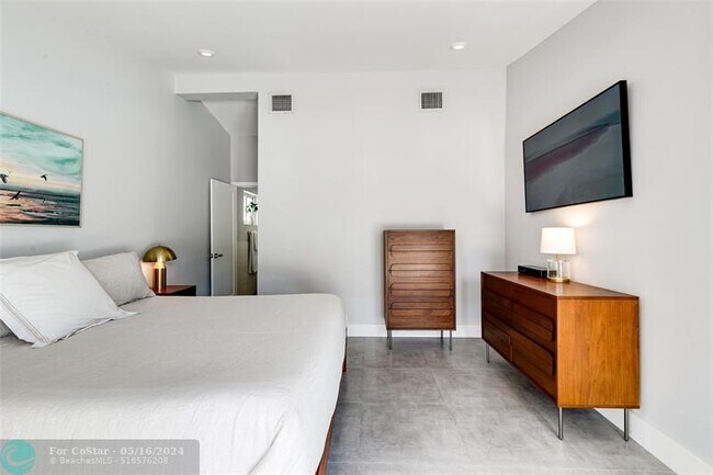 Building Photo - 1704 SW 4th Ct