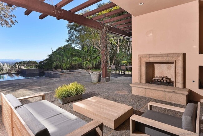 Building Photo - 6717 La Jolla Scenic S Dr