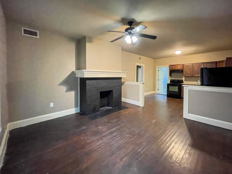 Building Photo - 2215 Sanger Ave